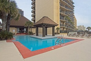 حمّام سباحة خارجي