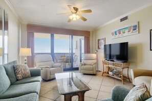 Smart-TV, DVD-Player, Bücher, Stereoanlage