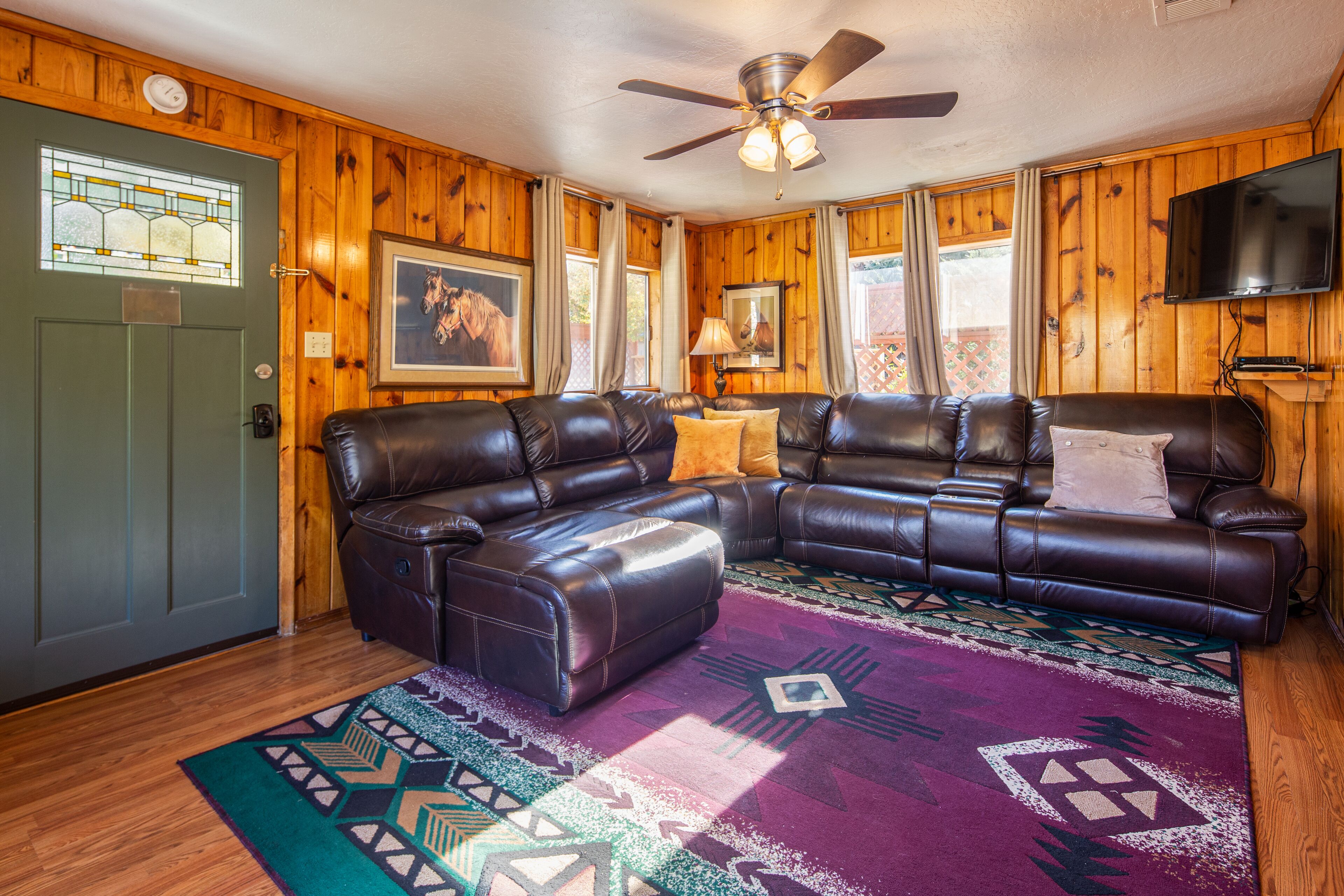 The Kaweah River Cabin sleeps up to 8 guests, located 3 minutes from entrance