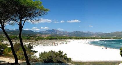FerienHaus mit Garten 400 Meter vom Strand von Porto Ainu entfernt