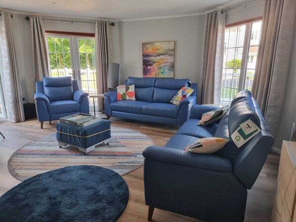 Smart TV, DVD player, mesa de pingue-pongue, livros