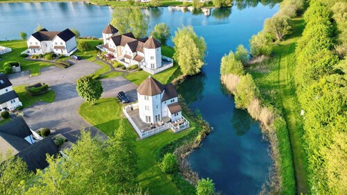 Familien- und babyfreundliche Lakeside Lodge mit Whirlpool in Wohnanlage. 