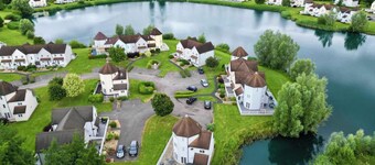 Família e Bebê Friendly Lakeside Lodge com Banheira de Hidromassagem em Condomínio Fechado