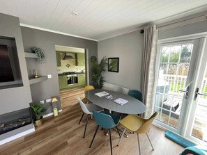 Dining - Lakeside Windrush Turret Lodge with Hot Tub Family Friendly On-site Facilities (South Cerney)