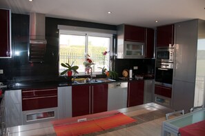 Geladeira, micro-ondas, fogão, cooktop