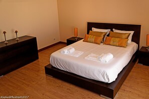 5 quartos, ferros/tábuas de passar roupa, Wi-Fi de cortesia