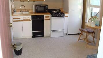 Four à micro-ondes, un four, surface de cuisson, lave-vaisselle