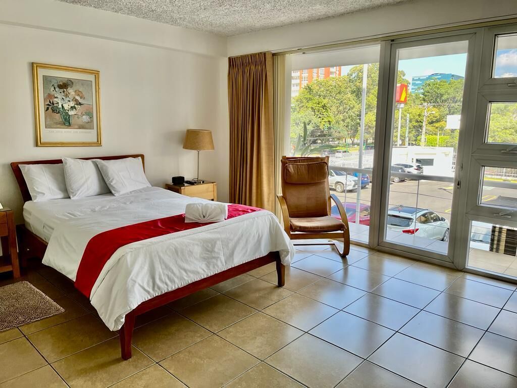  客房内保险箱、熨斗/熨衣板、WiFi、床单