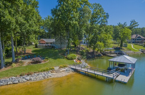 Lakefront Cottage, spacious and completely renovated craftsman home 