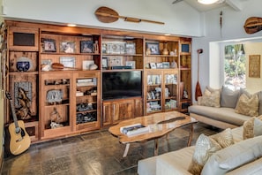Smart TV, ping pong, books, stereo