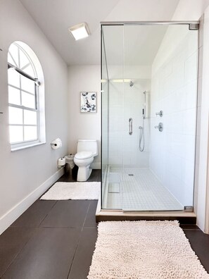 Kombinert dusj/badekar, hårføner og håndklær