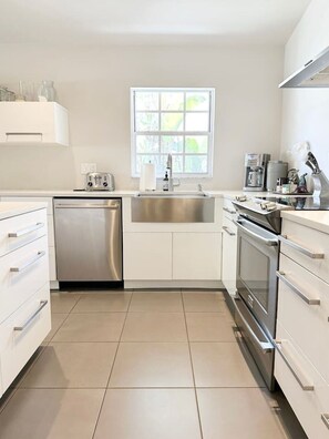 Kühlschrank, Mikrowelle, Herdplatte, Geschirrspüler