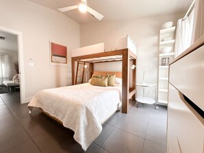 3 soverom, skrivebord, strykejern/-brett og reiseseng for barn