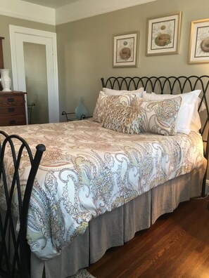 2 bedrooms, iron/ironing board, WiFi, bed sheets - Local Style Living Inside the Big City! Two miles to UCSF and Golden Gate Park! (San Francisco)