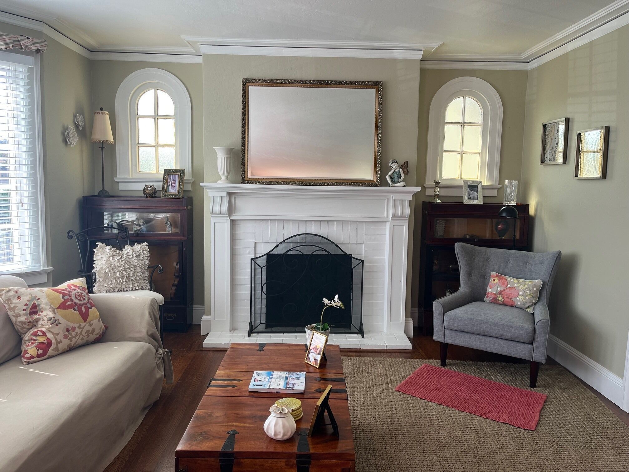 Televisión, chimenea, libros y estéreo 