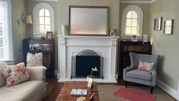 Televisión, chimenea, libros y estéreo