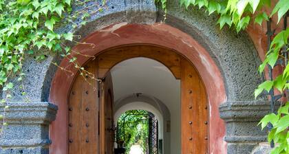 Country villa with private pool, large garden