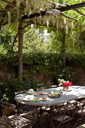 Outdoor dining - Country villa with private pool, large garden (Viagrande)