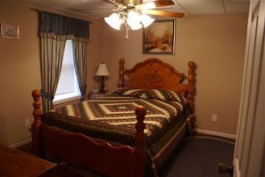 4 habitaciones, escritorio y tabla de planchar con plancha 