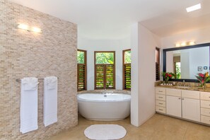 Bathtub, hair dryer, towels, soap - Allamanda Villa- Tryall Resort Membership- van/driver- nanny  (Montego Bay,)