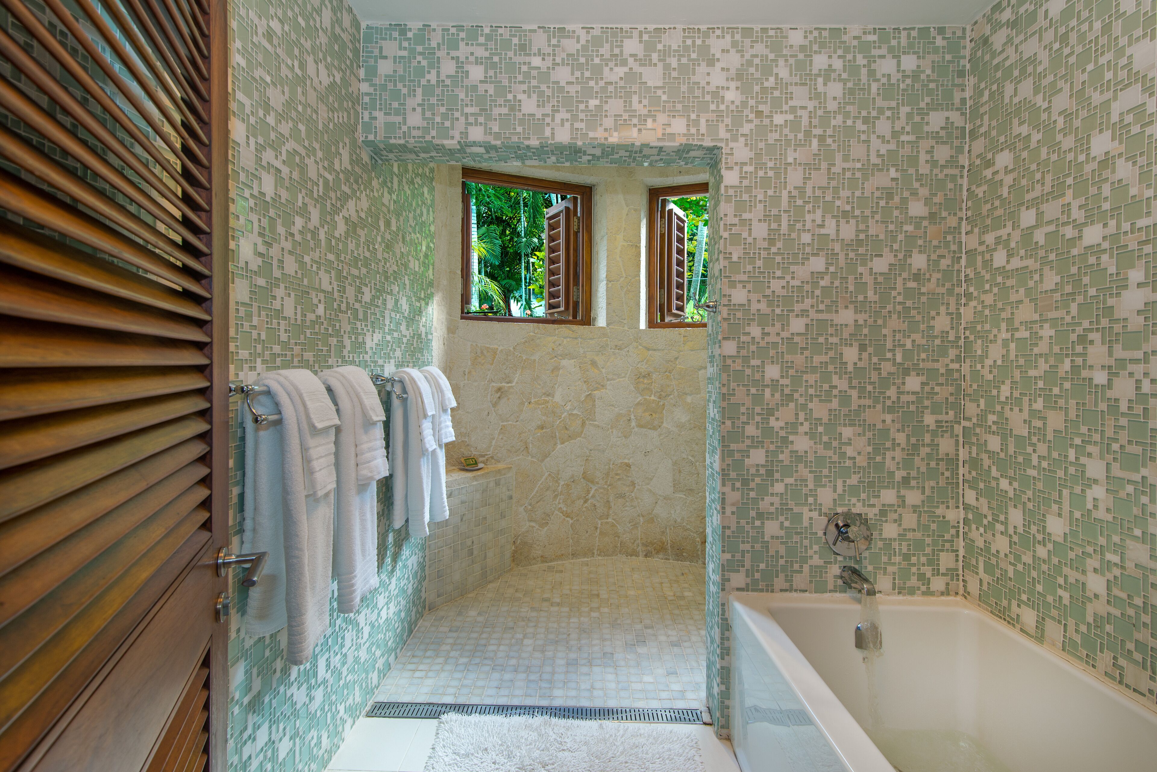 Badewanne, Haartrockner, Handtücher, Seife