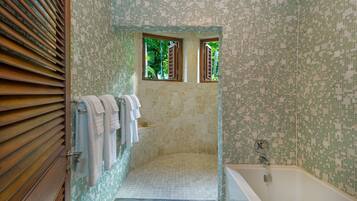Badewanne, Haartrockner, Handtücher, Seife
