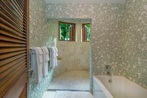 Badewanne, Haartrockner, Handtücher, Seife