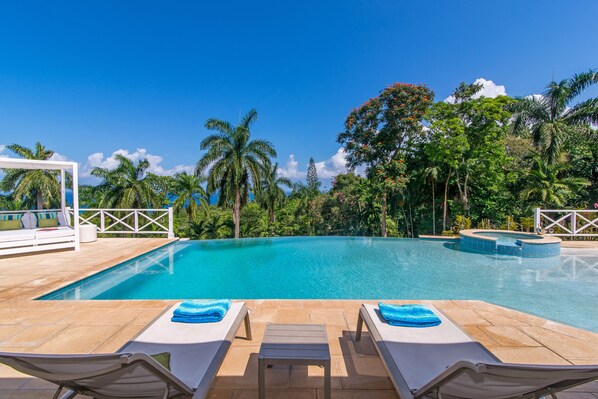 Alberca al aire libre y alberca climatizada