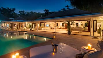 Alberca al aire libre y alberca climatizada