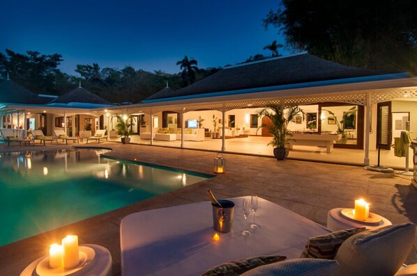 Alberca al aire libre y alberca climatizada