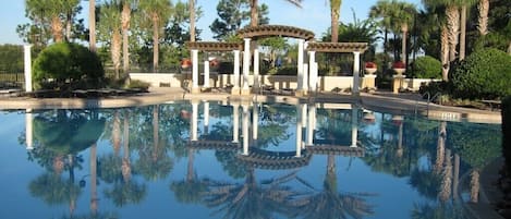 Een verwarmd zwembad