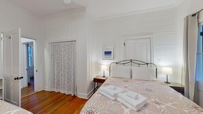 5 bedrooms, iron/ironing board, WiFi, bed sheets