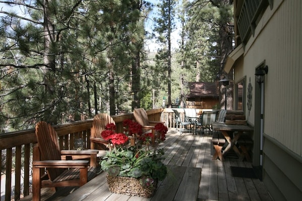 Outdoor dining - Welcoming Mountain Home in the Quiet area of Fawnskin (Fawnskin)