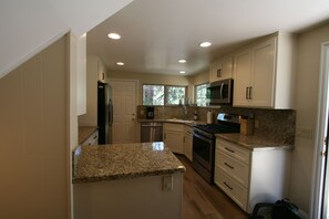 Fridge, microwave, oven, stovetop - Welcoming Mountain Home in the Quiet area of Fawnskin (Fawnskin)