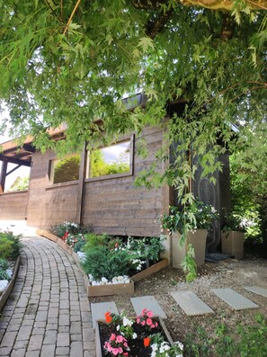 Property grounds - Spacious Lake Annecy Villa - Delightful in Summer or Winter  (Menthon-Saint-Bernard)