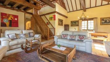 TV connectée, cheminée, lecteur de DVD, table de tennis de table