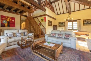 Smart-TV, peis, DVD-spiller og bordtennis