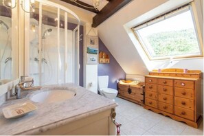 Combined shower/bathtub, hair dryer, towels, soap - Spacious Lake Annecy Villa - Delightful in Summer or Winter  (Menthon-Saint-Bernard)