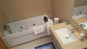 Combined shower/tub, hair dryer, bidet, towels