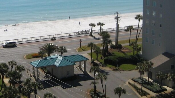 Ein Hotel mit Blick auf Strand und Meer.