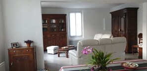 Smart TV, DVD player, books, stereo