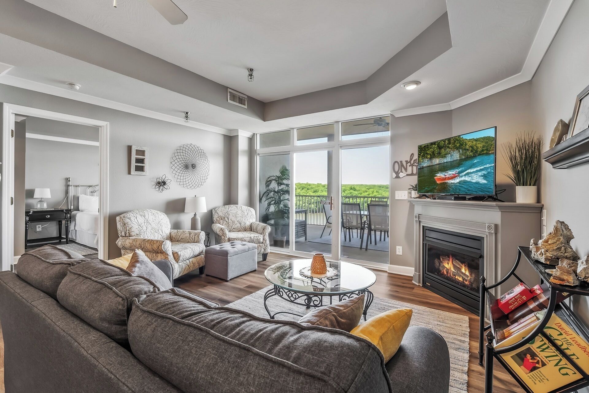 Smart-TV, Kamin, Stereoanlage