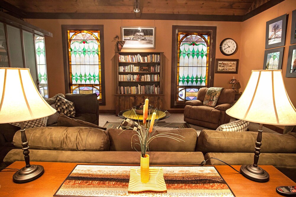 VINTAGE BARN APT, POOL, HOT TUB, FIRE PIT, GRILL