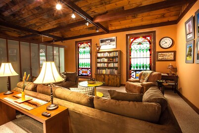 Vintage BARN Apartment-POOL-HotTub-FirePit-Hiking-Museums-Theater-Pets welcome!