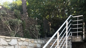 A stone staircase with metal railings leading up to a platform. - Accommodation near the sea with 100m2 fenced garden. Closed private parking with beeper. (La Ciotat)