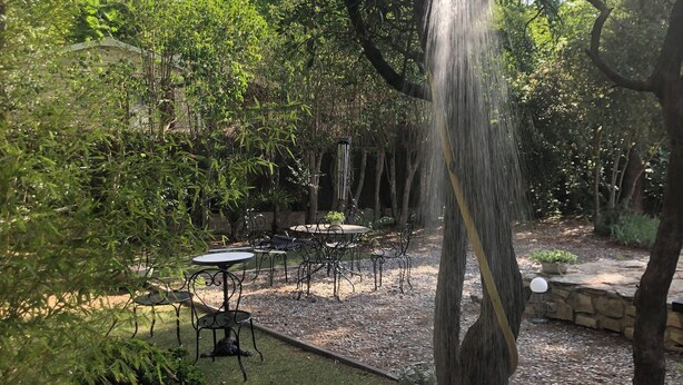 A garden with a water feature, tables, and chairs. - Accommodation near the sea with 100m2 fenced garden. Closed private parking with beeper. (La Ciotat)