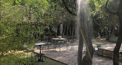 Logement prÚs de la mer avec jardin 100m2 clÎturé. Parking privé fermé avec bip.