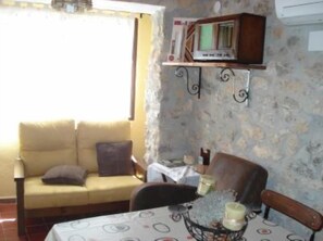 TV, lareira, livros