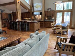 Smart-TV, Kamin, Bücher, Streaming-Dienste