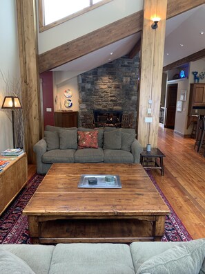 Smart-TV, Kamin, Bücher, Streaming-Dienste